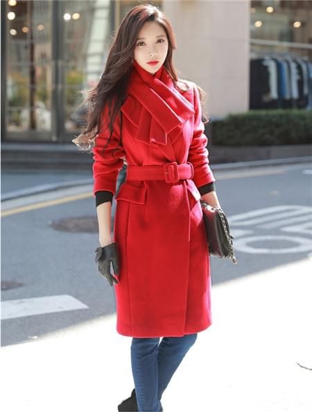 红色Y型大衣