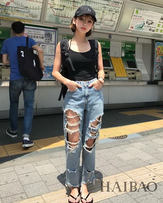 韩国小姐姐街拍，T恤+短裙简单又轻快